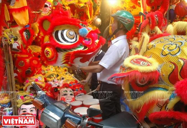 行马街两边五颜六色的玩具吸引众多人前来参观和购物。图自越通社