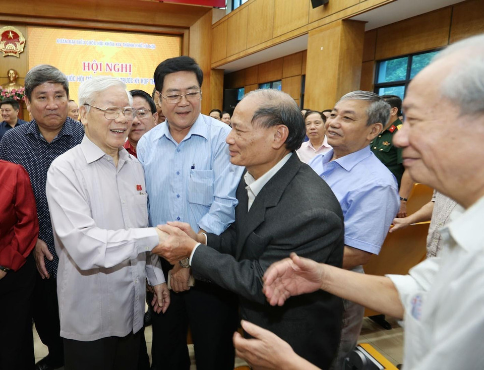 越共中央总书记、国家主席阮富仲同河内市第一选举单位国会代表会见巴停、还剑、西湖三郡选民。越通社记者 智勇 摄