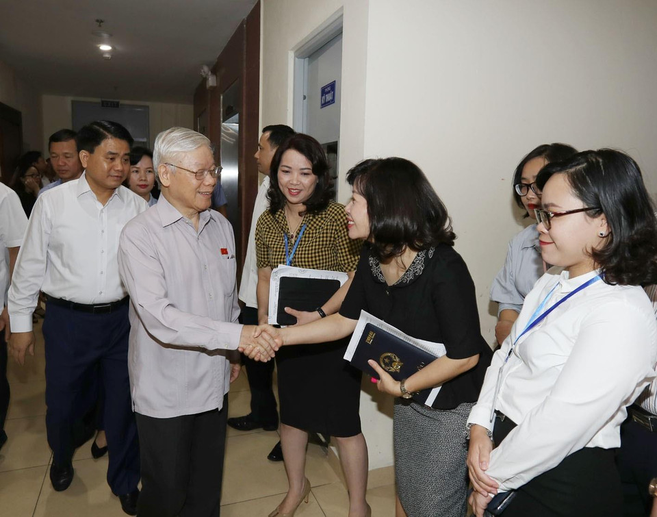 越共中央总书记、国家主席阮富仲同河内市第一选举单位国会代表会见巴停、还剑、西湖三郡选民。越通社记者 智勇 摄