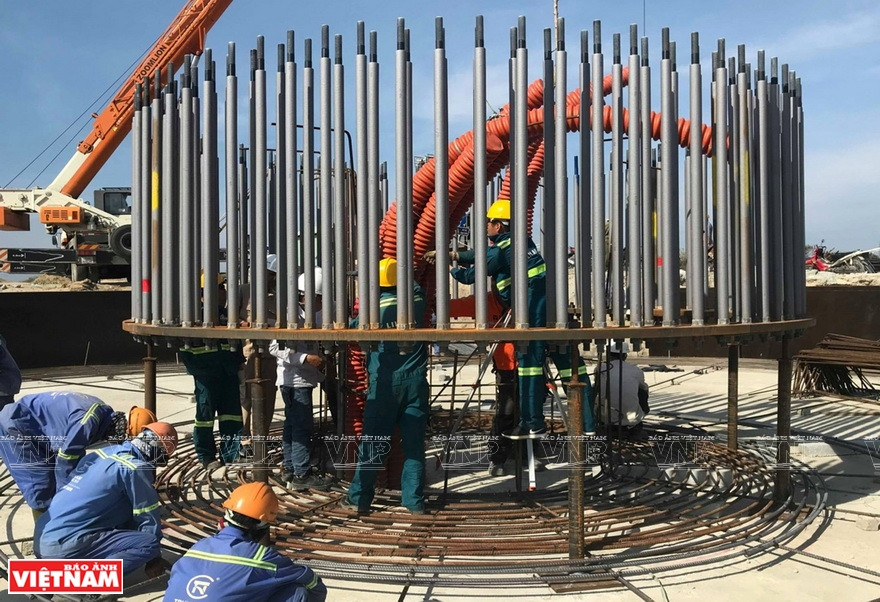 工人们在宁顺省风能和太阳能项目施工风轮机塔。越通社记者 通海 摄