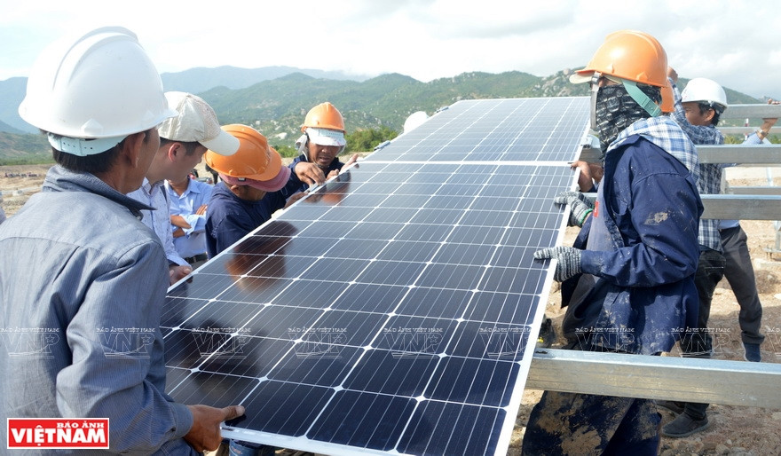 工人们安装最后一批太阳能板，完成了宁顺省风能和太阳能项目第一阶段。越通社记者 通海 摄
