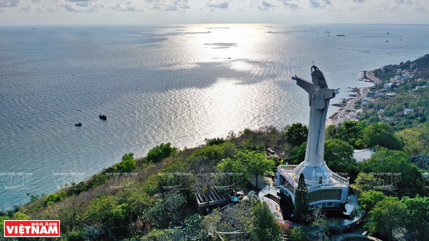 耶稣像面向大海。越通社记者 功达 摄