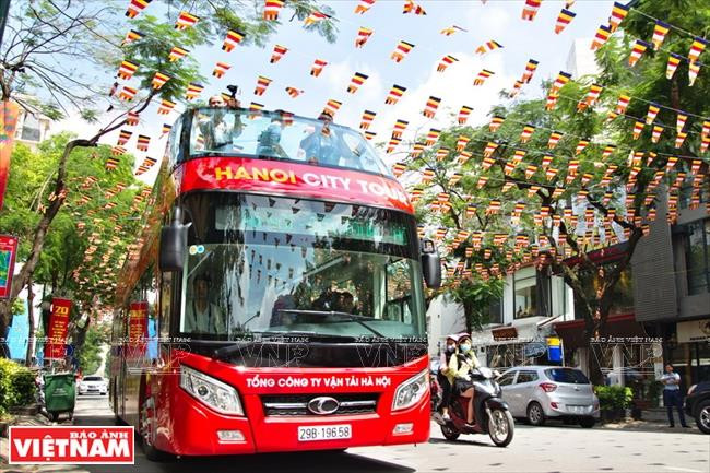 观光巴士经过还剑郡馆使街，乘客可从高处欣赏馆使寺景观。图自越通社