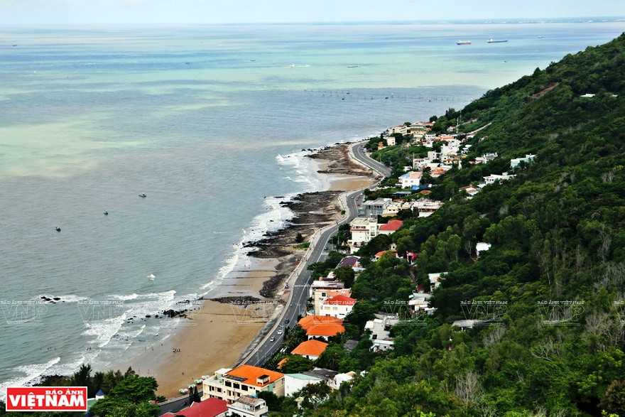从耶稣像肩膀俯瞰的头顿市。越通社记者 功达 摄
