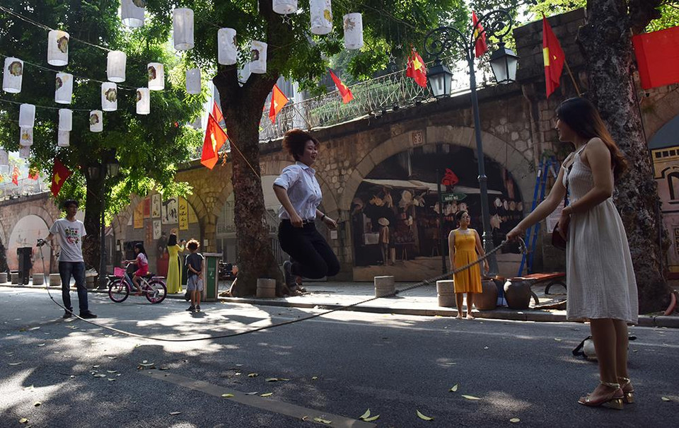 民间游戏吸引游客。图自《越南人民报》