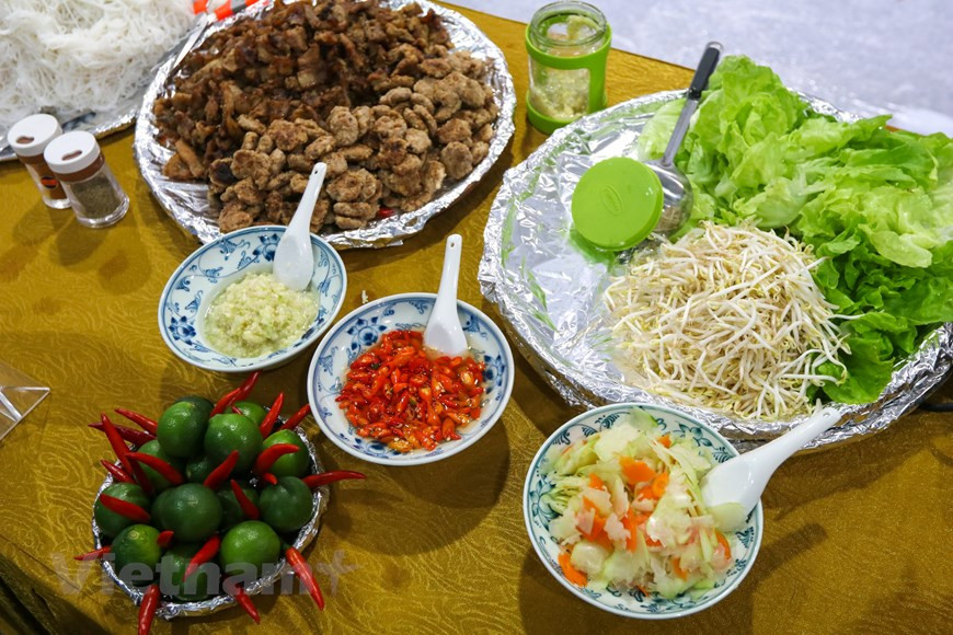 越南的烤肉米线。越通社记者 明山 摄