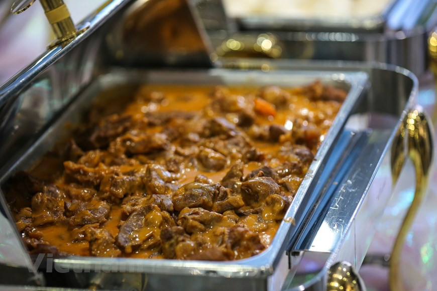 媒体记者可以品尝丰富多彩的菜肴。越通社记者 明山 摄