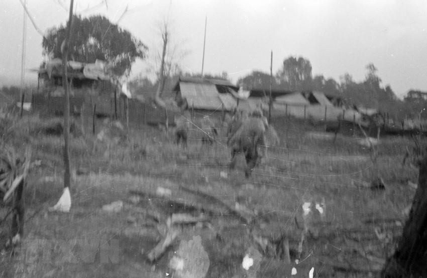 资料图：解放军勇猛地袭击向化郡军事分区。图自越通社