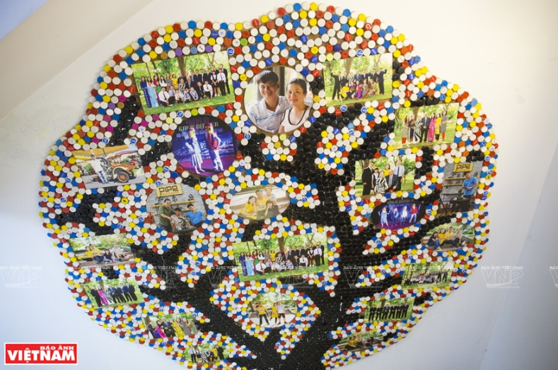  家庭的爱心之树由数千个瓶盖组成。图自越通社
