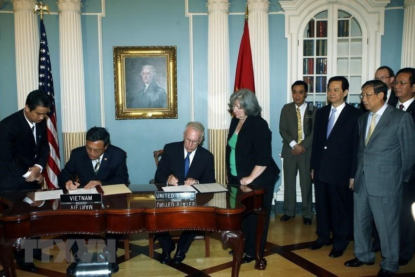 资料图：在对美国进行正式访问期间，2008年6月25日，越南政府总理阮晋勇出席了越美两国教育合作备忘录的签字仪式。图自越通社