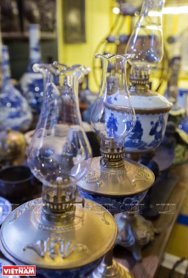  集市摆卖的油灯。图自越通社