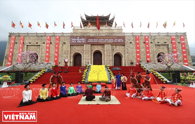 来到西安子庙会，游客有机会体验传统庙会的文化空间，欣赏北江省婉转飘逸的官贺民歌。 图自越通社