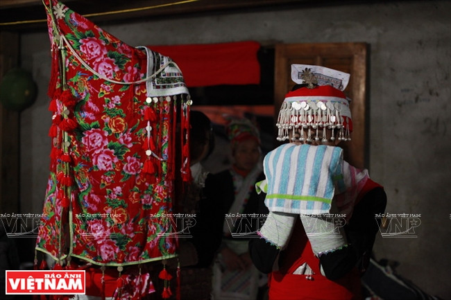 按习俗，新郎身着红瑶族女装。本报记者越强摄