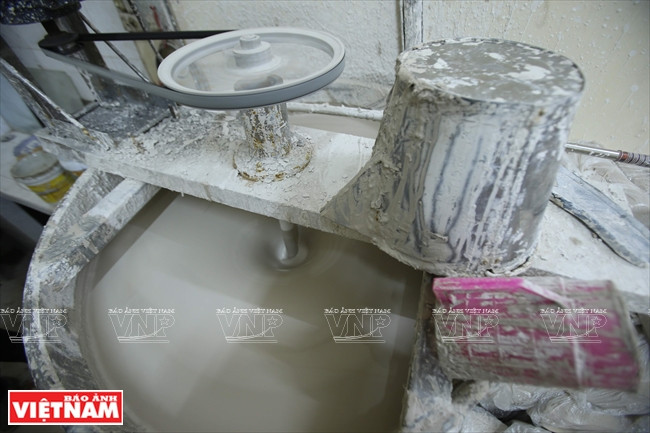 其原料是乳白色、耐火的粘土。图自越通社