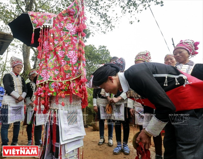 红瑶族人非常尊重女性，所以男方家必须以最隆重的仪式举行婚礼，满足新娘和女方家的心愿。本报记者越强摄