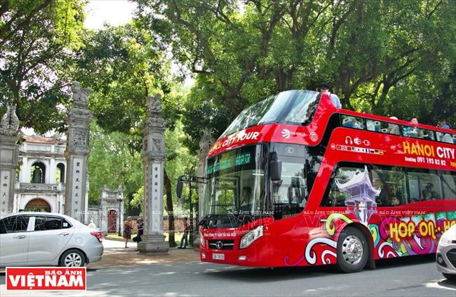 双层巴士经过文庙—国子监遗迹区。图自越通社