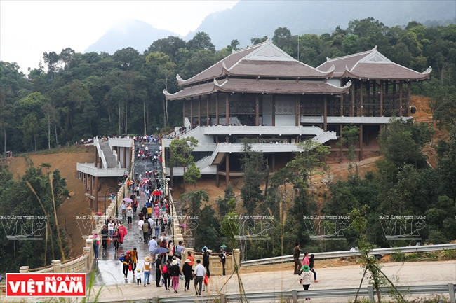 众多十方游客纷纷前来参观。图自越通社