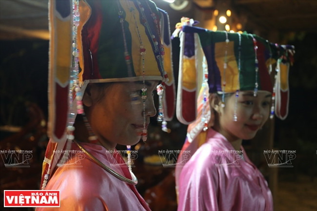 蕊村芒族姑娘穿着传统服装参加祭祀仪式。图自越通社