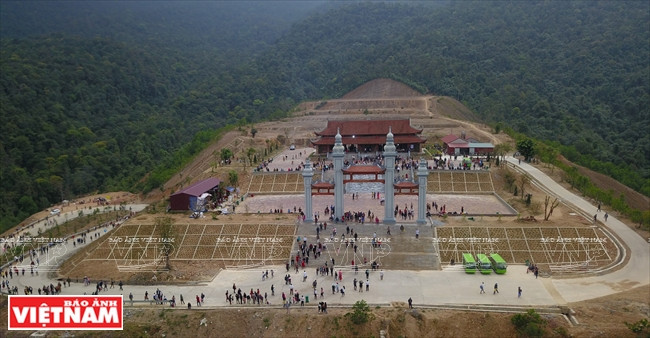 游客前往西安子圣地的景象。 图自越通社