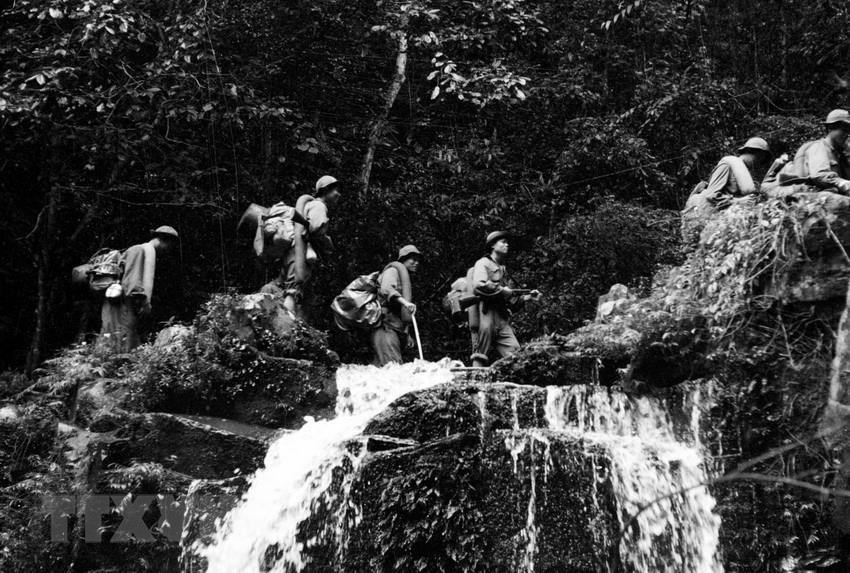 资料图：广治北部北解放军越过高山峻岭，渡过深水溪谷高山河深流，进军溪生阵线。图自越通社