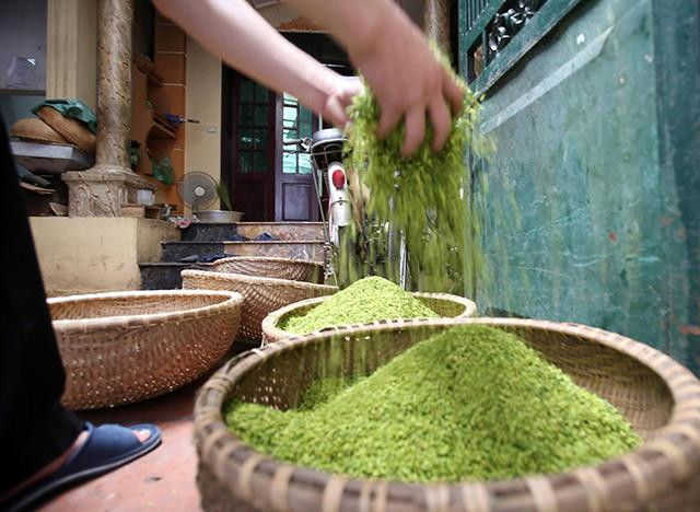 制作扁米极为讲究，工序复杂。图自《人民报》