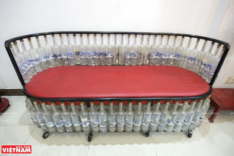  由瓶子制成的沙龙椅。图自越通社