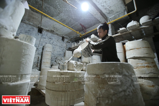 粘土加水均拌后倒入模具。 图自越通社