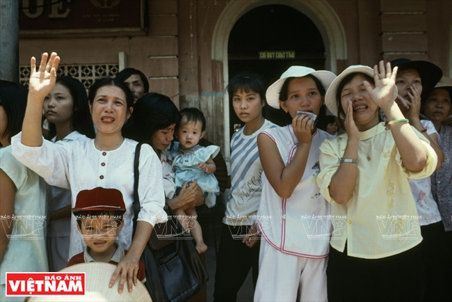 在火车站台送亲人。凯萨琳‧卡诺 摄