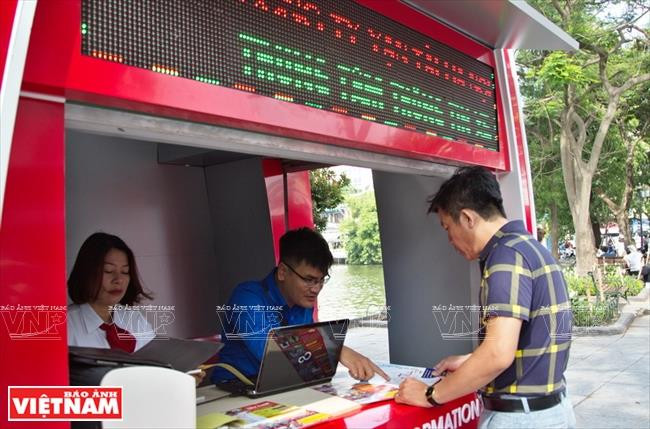 游客在东京义塾广场售票处购买车票。图自越通社