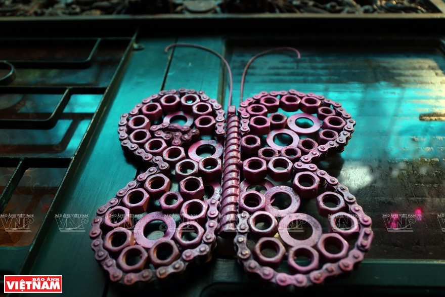  咖啡馆使用的物品都是由废弃物和环保型材料制作而成的。图自越通社