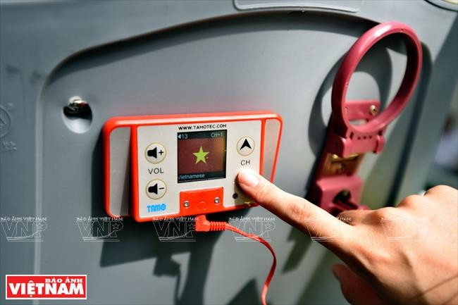 多国语言说明机介绍景点，有助于外国游客了解首都的文化风情。图自越通社