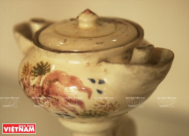 款式多样的瓷灯。图自越通社