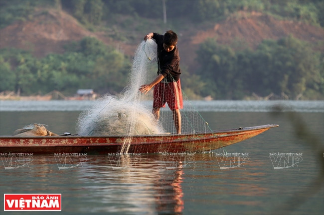 游客体验本地居民的生活风韵。图自越通社