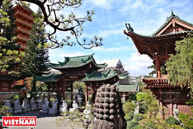 明成寺雕塑艺术以密宗佛教哲学为基础，包涵文学和哲理，显示大乘密宗佛教思想和文化的精华。图自越通社