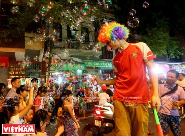 行马街两边五颜六色的玩具吸引众多人前来参观和购物。图自越通社