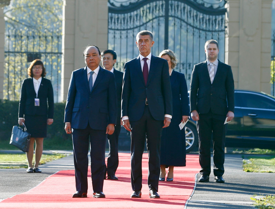  捷克总理安德烈•巴比什主持仪式，欢迎越南政府总理阮春福访捷。越通社记者 统一 摄