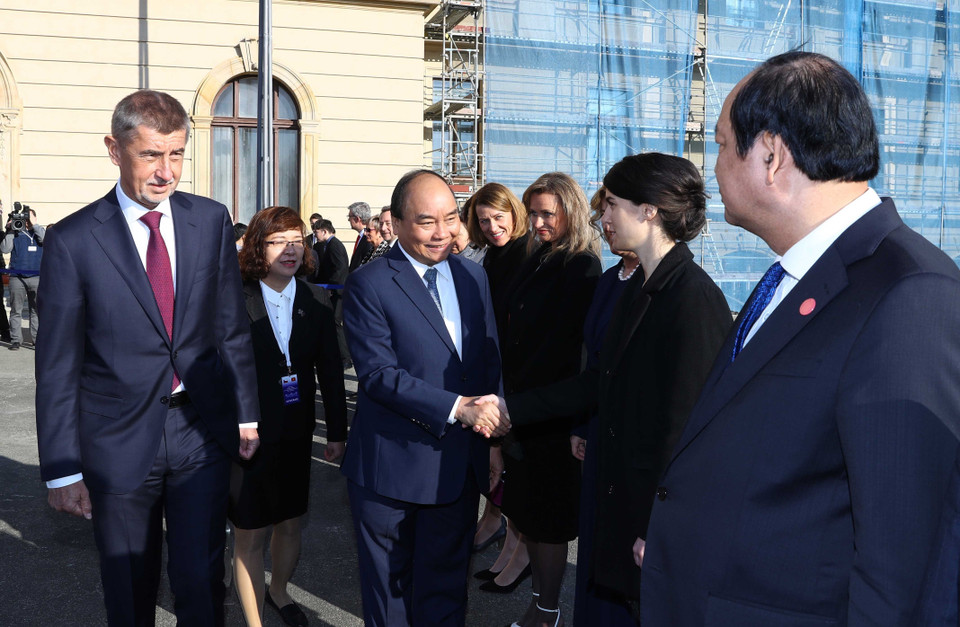  巴比什向越南政府总理阮春福介绍捷克官员。越通社记者 统一 摄