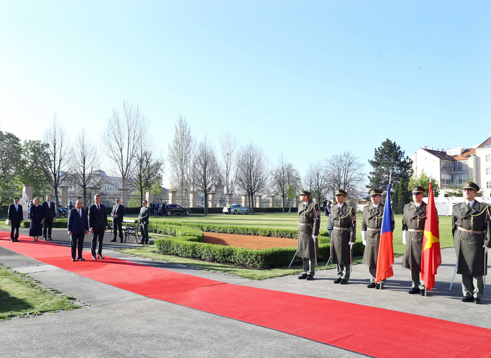  捷克总理安德烈•巴比什主持仪式，欢迎越南政府总理阮春福访捷。越通社记者 统一 摄