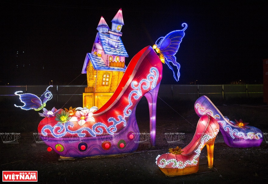 灯光节的展区面积为10万平方米。图自越通社