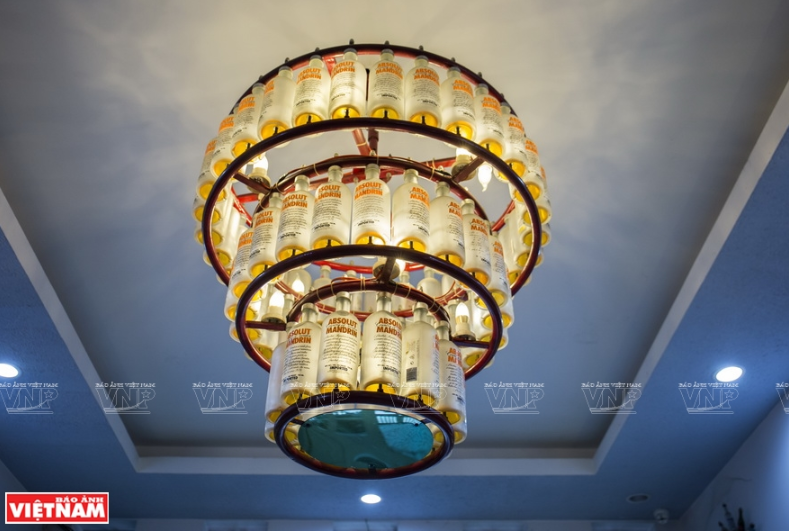  由瓶子制成的天花板灯。图自越通社