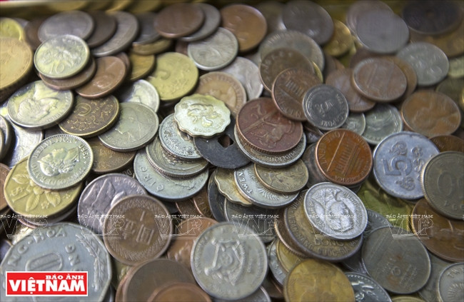  古玩集市还摆卖世界各国硬币……图自越通社