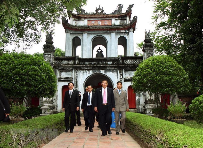 泰国国会下议院议长查·奇德科布 （Chai Chidchob）于2009年7月21日参观越南河内文庙国子监遗迹区。图自越通社