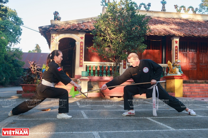 斯特凡•雷索伊武师妻子阮梅贞武师是胡志明市传统武术联合会运动员，曾获得许多武术高等奖项。越通社记者 山义 摄