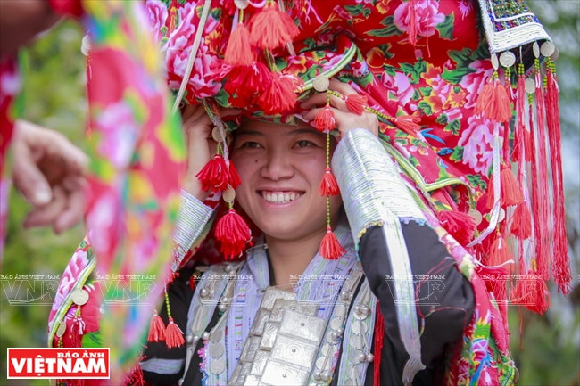 在红瑶族传统婚礼的邓梅新娘。本报记者越强摄