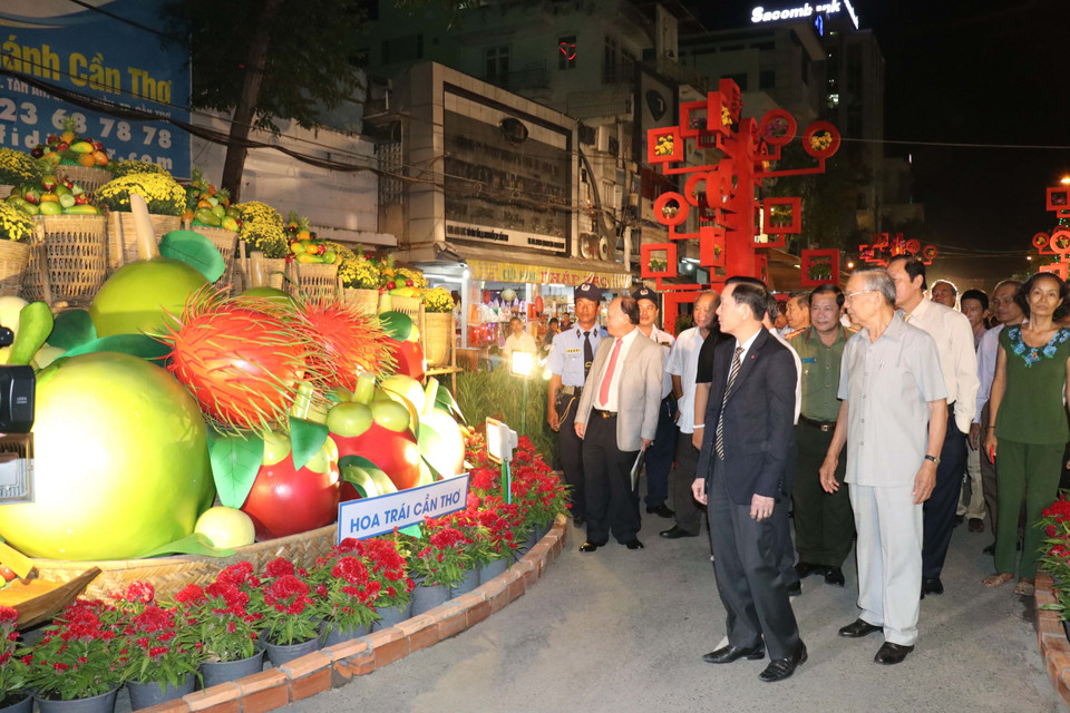 芹苴市领导人参观花街及艺术灯街。图自越通社