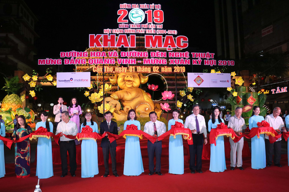 代表们出席芹苴2019己亥年春节花街及艺术灯街开街仪式并剪彩。图自越通社