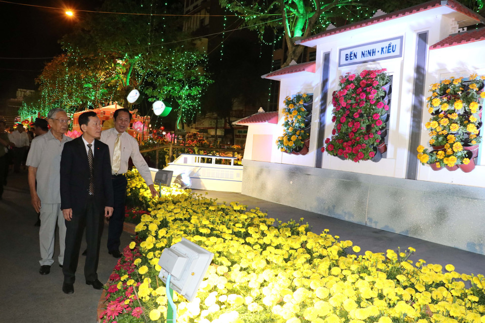 芹苴市领导人参观花街及艺术灯街。图自越通社