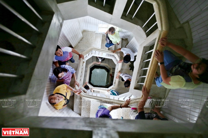 耶稣像内腔建有133级螺旋楼梯供人登上颈部和双臂。越通社记者功达摄