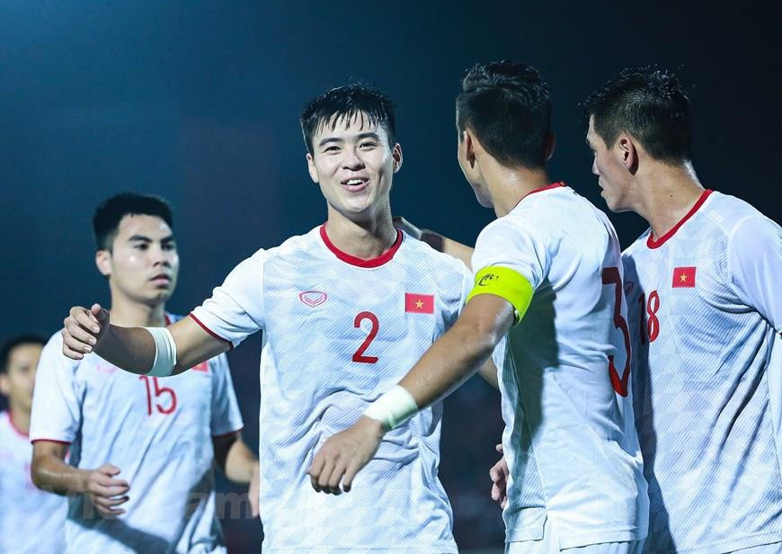 第25分钟，越南队获得角球，光海主罚，中卫维孟抢险补射，越南队1-0领先。图自越通社