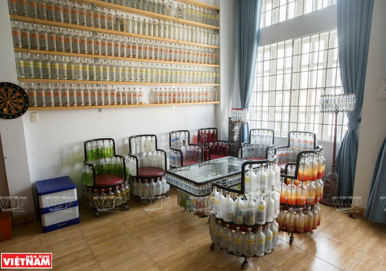  许多人来到丁先生的家，他们欣赏独特瓶子制成的家具时均十分惊讶。图自越通社